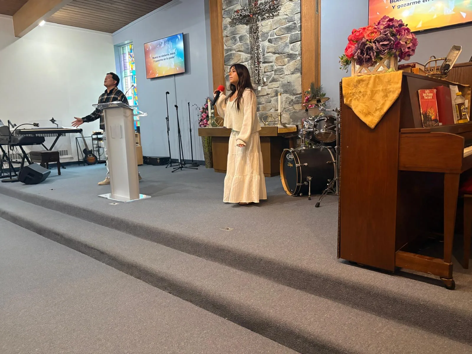 Servicio de alabanza en el santuario de la iglesia